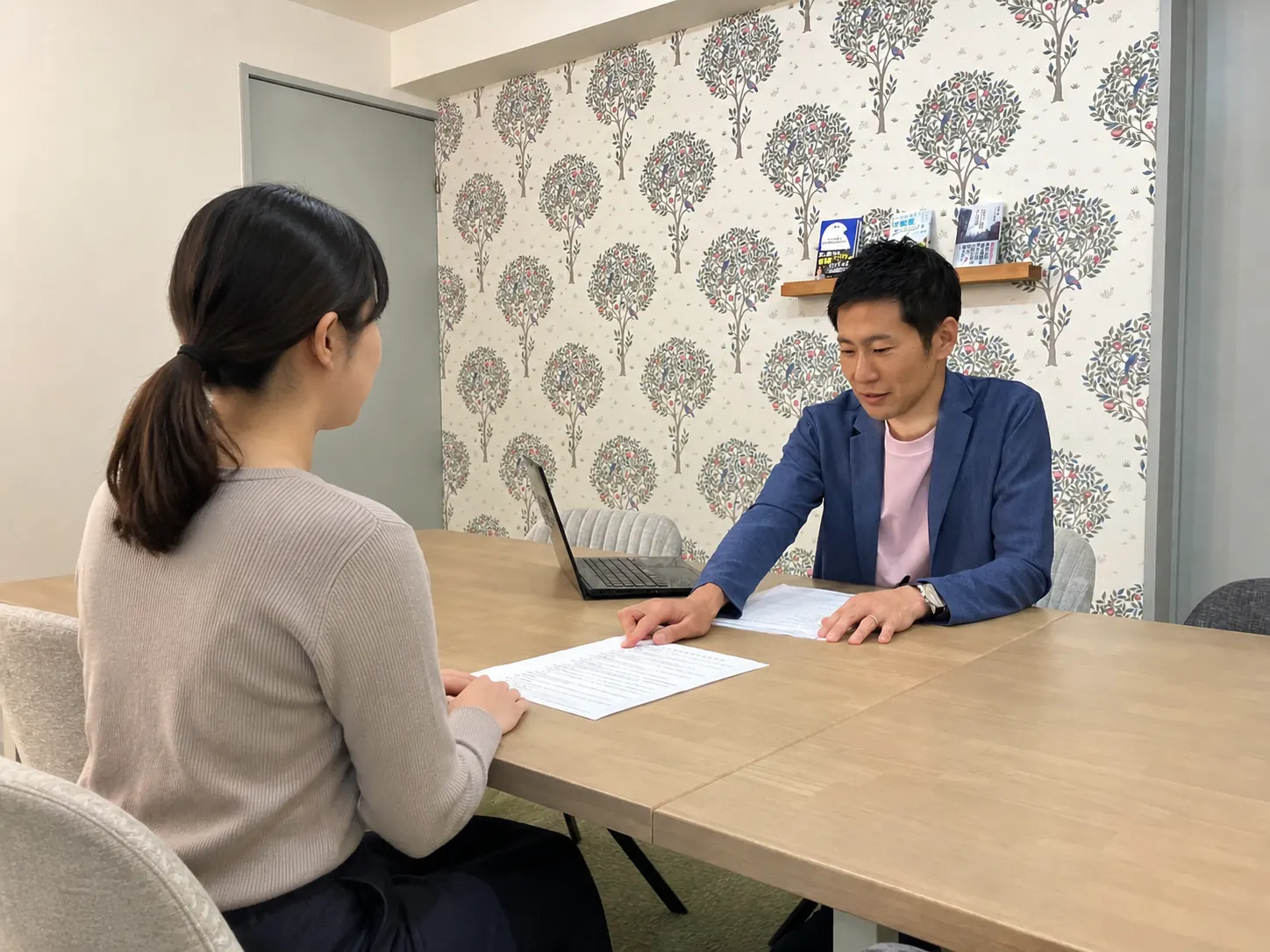 不動産の相談で資料を見ながら話す様子